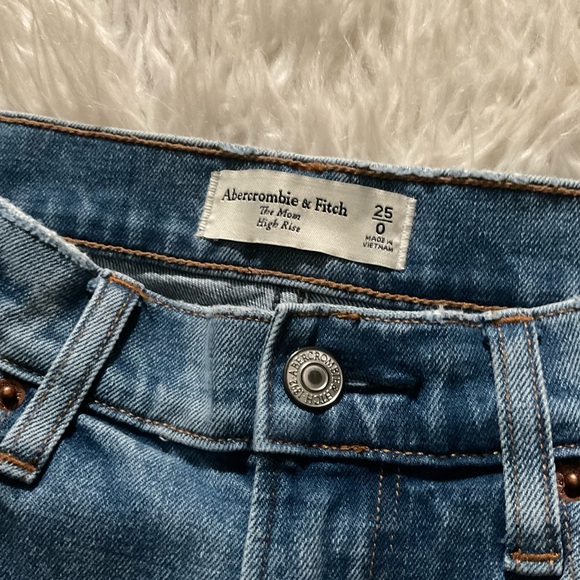 Abercrombie‎ The Mom High Rise Jeans - Picture 2 of 4